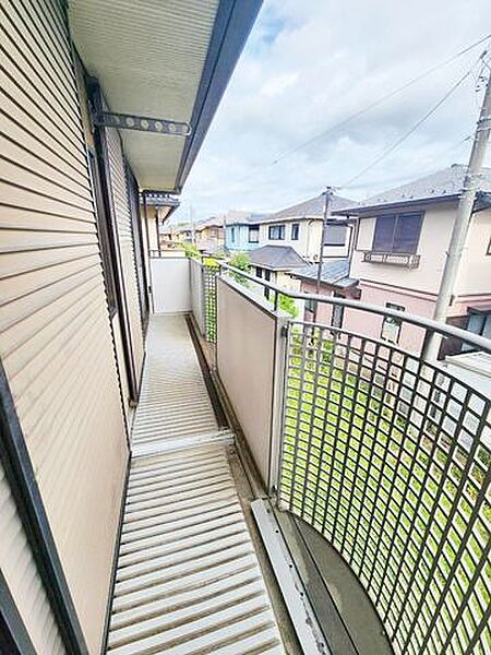 スペースにゆとりがある広いベランダで洗濯物も干せます