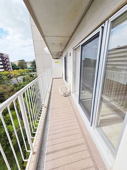 スペースにゆとりがある広いベランダで洗濯物も干せます