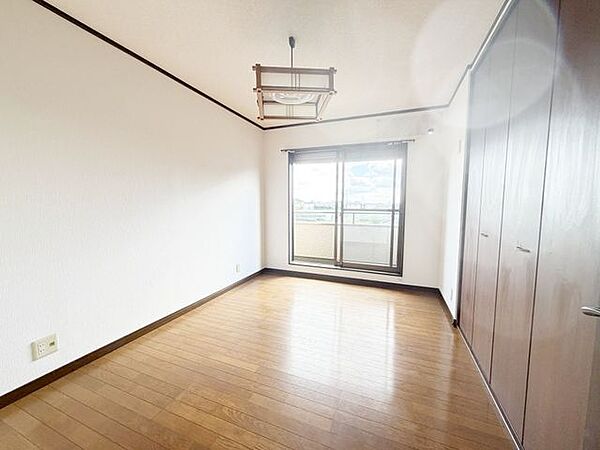大きな窓から陽光が降り注ぎ明るいお部屋