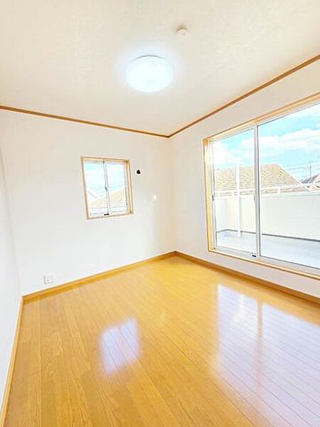 明るい陽射しが射し込むお部屋