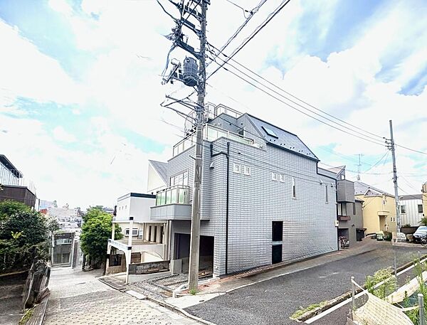 現地（2026年7月）撮影大型邸宅が立ち並ぶ高台に位置し、広々と開けた角地になります。