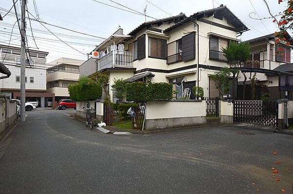 閑静な住宅街に位置し、落ち着いた暮らしを実現できます。