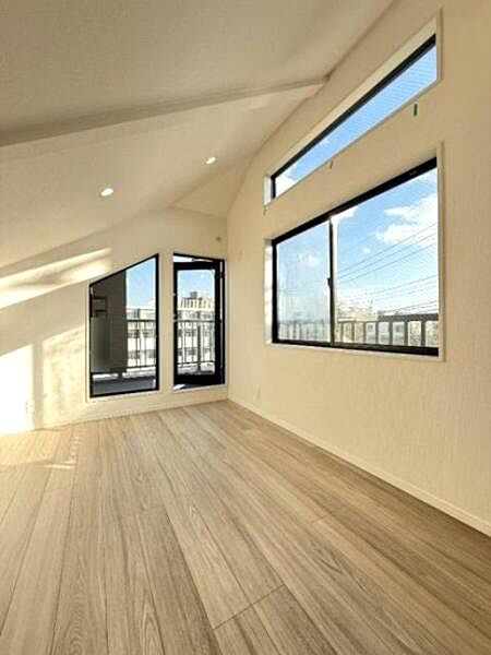 【3階洋室約6.0帖(東側)】2面採光陽当たり良好のお部屋です。