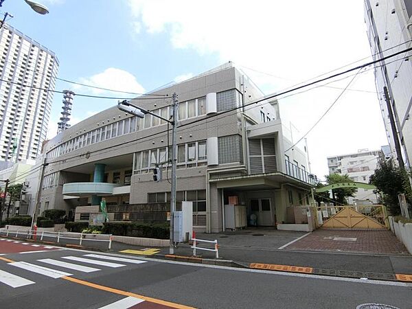 新宿区立牛込仲之小学校 約694ｍ