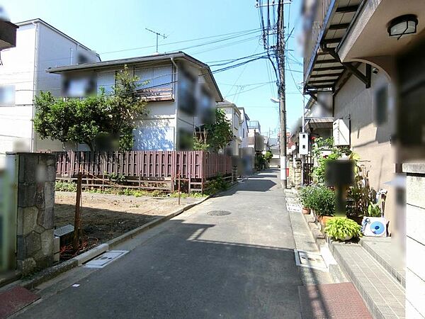 近隣には高層の建築物が少ない住環境です。