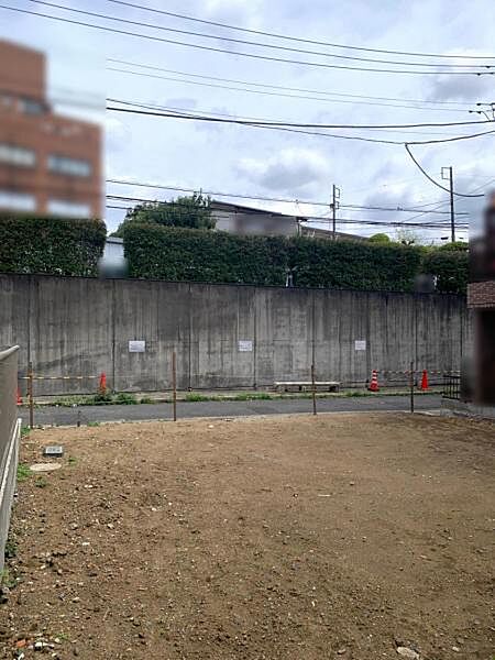 近隣には高層の建築物が少ない環境です。