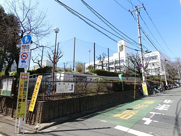 新宿区立余丁町小学校 約599m