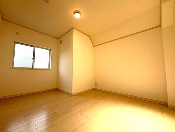 【3階洋室約6.0帖】東＆西2面採光のお部屋です。