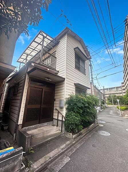 周辺閑静＆朝から陽当たり良好の住環境です(東側道路から撮影 上物有)。