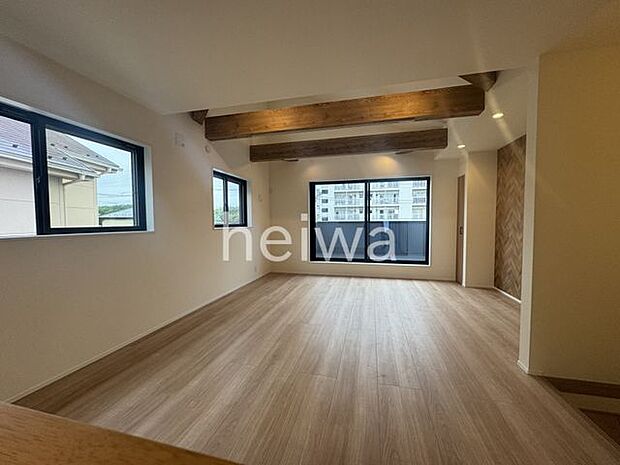 【18帖LDK】家具のコーディネートし易い色調のクロスとフローリングです