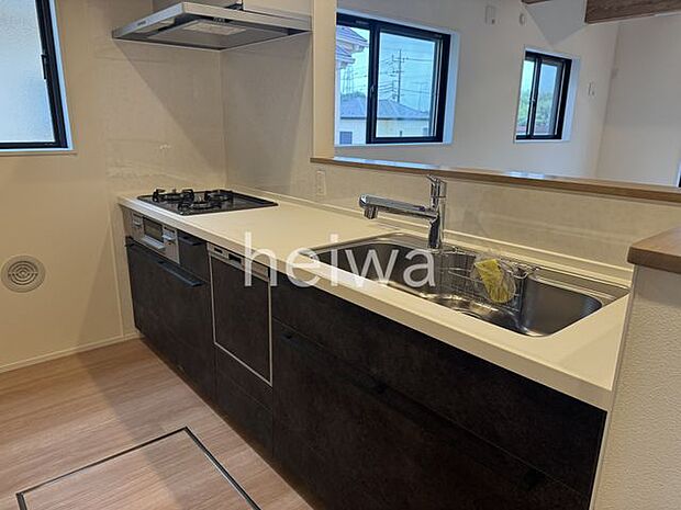 【キッチン】お料理中も家族と会話できる対面式キッチンは食器洗浄機付きです