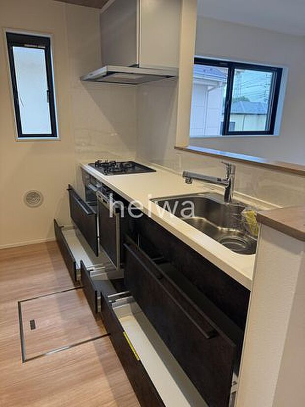 【キッチン】システムキッチンは収納したものが見やすく取り出しやすいスライド収納完備です