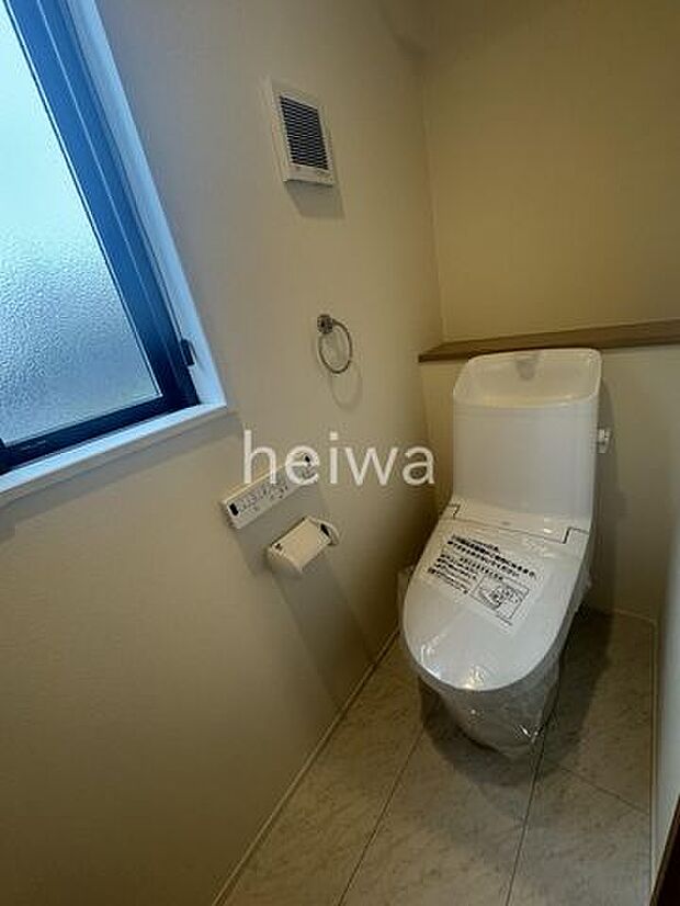 【1Fトイレ】1F・2Fに温水洗浄便座付きトイレがあるので、来客時も気兼ねなく使用できます