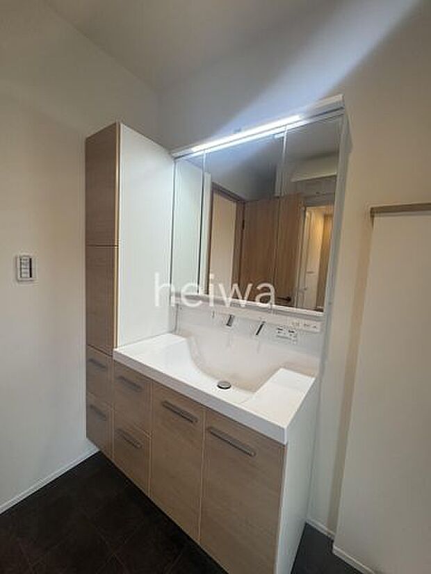 【洗面】収納力に優れた三面鏡付き洗面台です