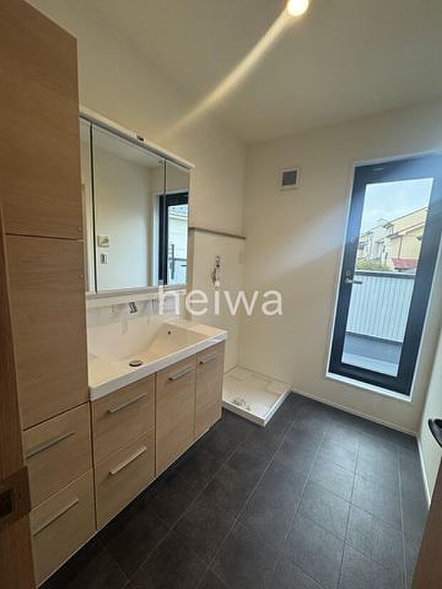 【洗面】洗面室からバルコニーに出入りできます