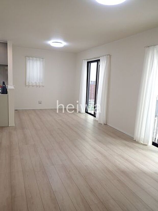 【16.62帖LDK】家具のコーディネートし易い明るい色調のクロスとフローリングです