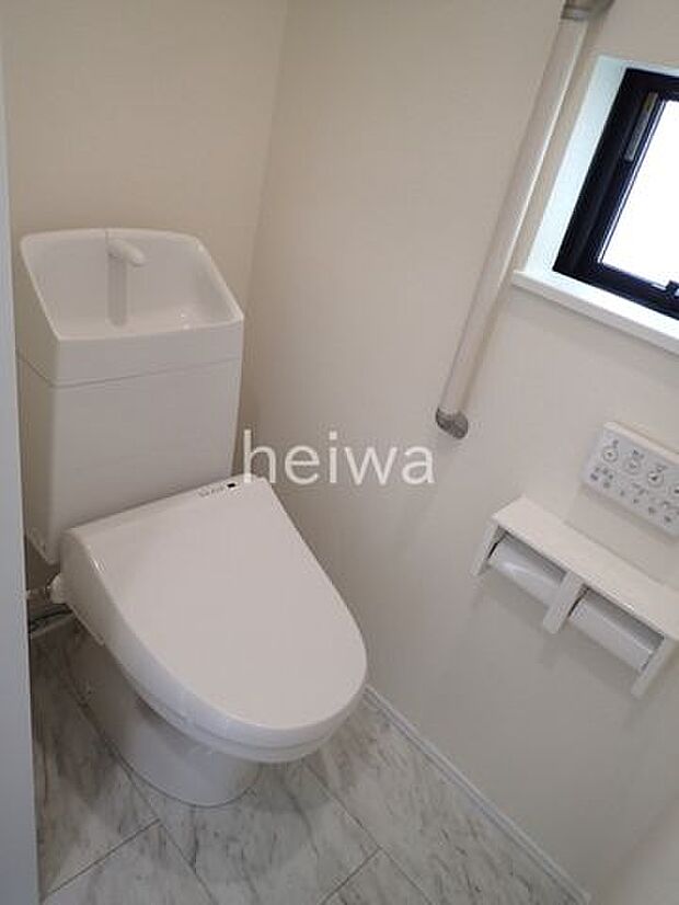 【1Fトイレ】衛生的な温水洗浄便座付です