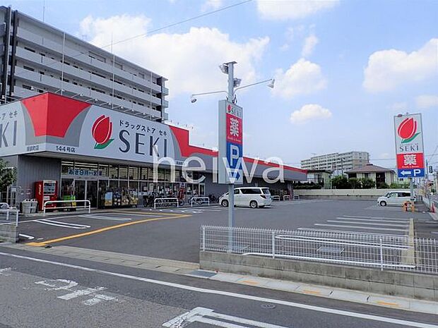 ドラッグストアセキ蕨錦町店 徒歩3分。 180m