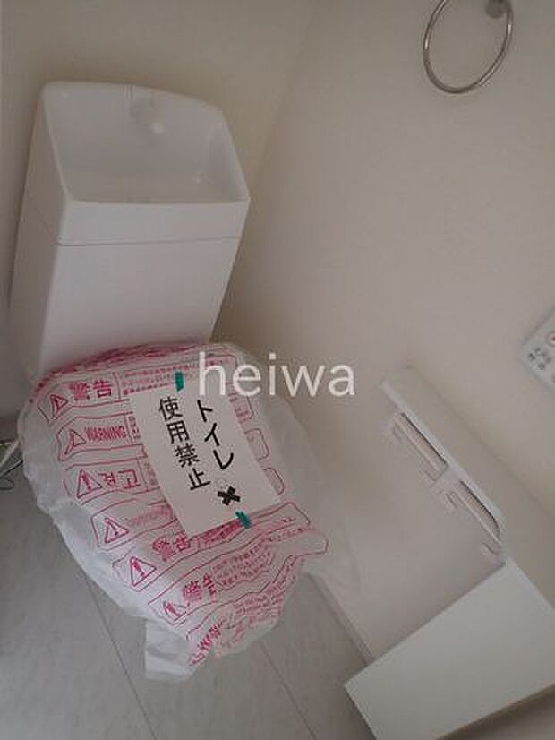 【1Fトイレ】便座の保温機能で冬場も快適に過ごせる温水洗浄便座付きです