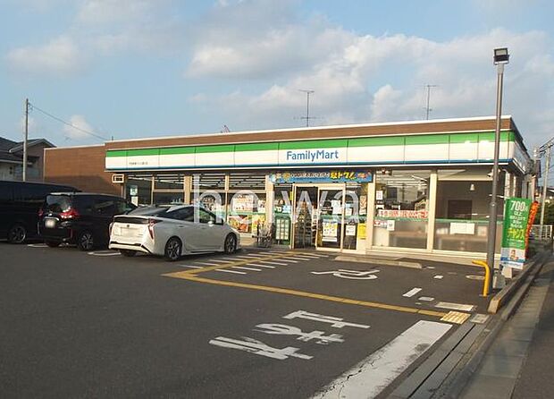 ファミリーマート戸田新曽つつじ通り店 徒歩4分。 300m