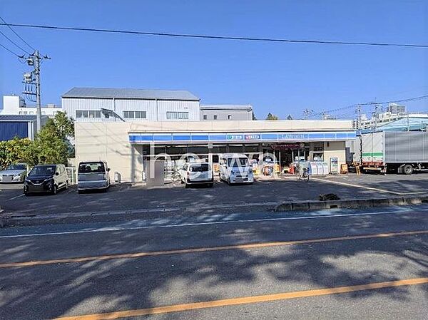 ローソン戸田笹目北町店 徒歩4分。 320m