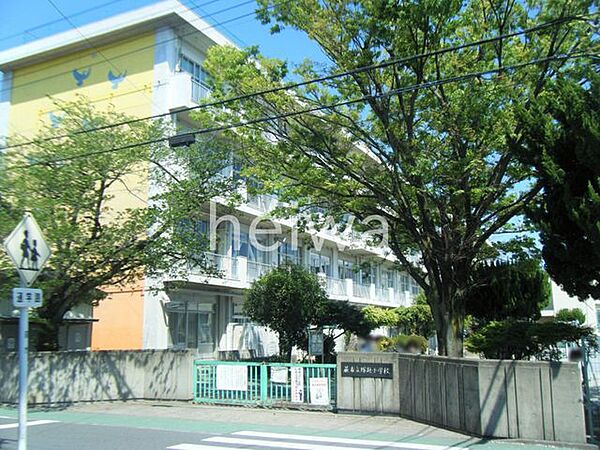 蕨市立塚越小学校 徒歩6分。 410m