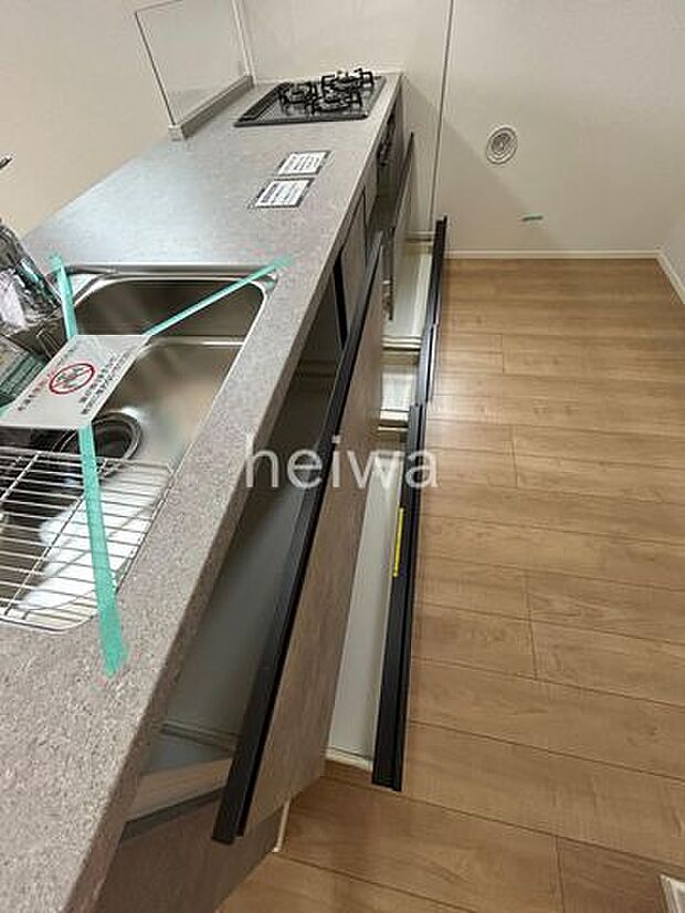 【キッチン】システムキッチンは収納したものが見やすく取り出しやすいスライド収納完備です