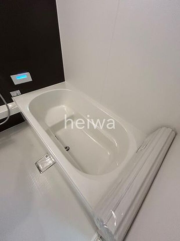 【バス】ベンチスペースに座って半身浴ができたり、節水効果があるエコベンチ浴槽です