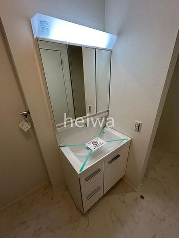 【洗面】使いやすいワイドな三面鏡付洗面化粧台です