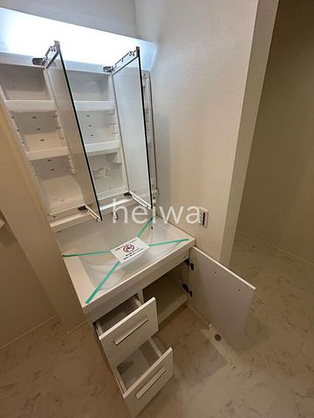 【洗面】鏡裏が収納になっているので水回りもスッキリ整理できます