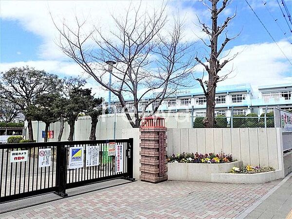 戸田市立戸田第一小学校 徒歩11分。 850m