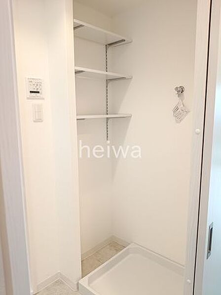 【洗面】洗濯洗剤など色々なものを収納できる可動棚付きです
