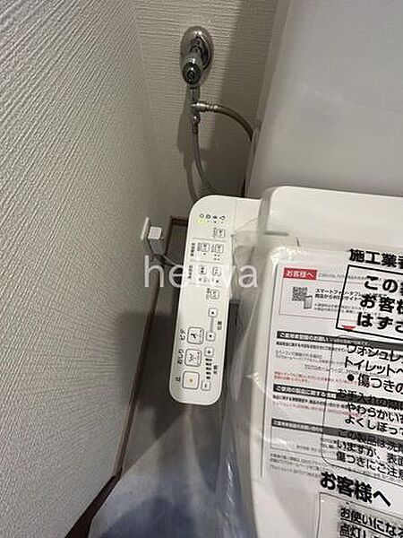 【トイレ】便座の保温機能で冬場も快適に過ごせる温水洗浄便座付きです