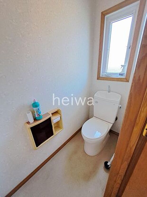 【2Fトイレ】 トイレは 1・2階ともに窓付きで換気に便利です