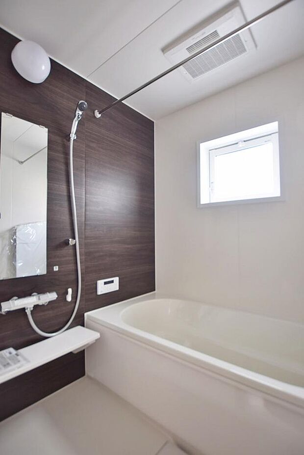 浴室換気・乾燥・暖房機能付きユニットバス。時間が経っても冷づらい保温浴槽です。
