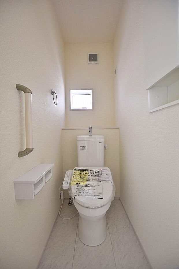 2階シャワートイレ、壁面収納付き、勿論1階にも同仕様トイレがございます。
