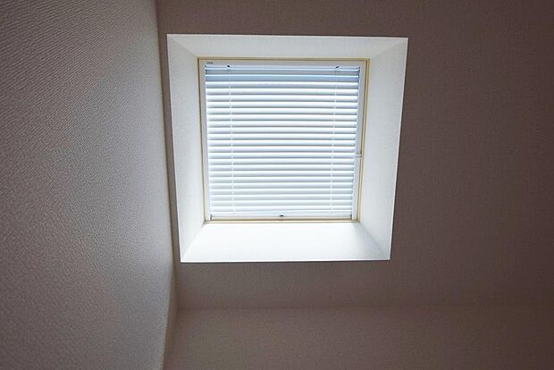 2階洋室6帖の天井に設置のトップライトです。