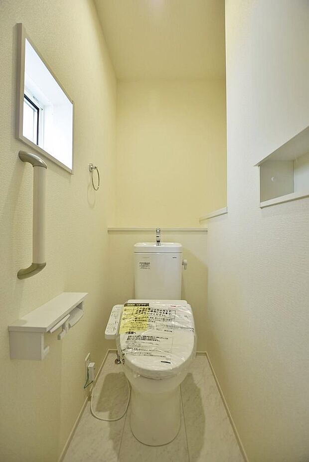 1階シャワートイレ、壁面収納付き、勿論2階にも同仕様トイレがございます。