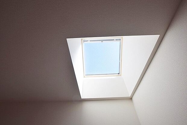 2階洋室5.25帖の天井に設置のトップライトです。