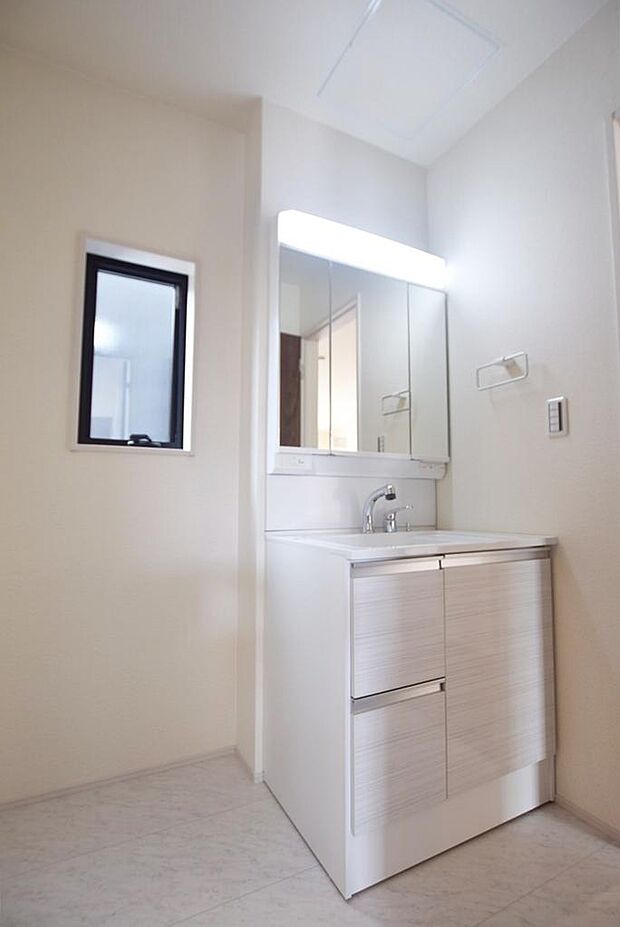 1階廊下とキッチンからの同線の良い2WAYのパウダーパウダールーム、W750三面鏡シャワードレッサー洗面化粧台です。