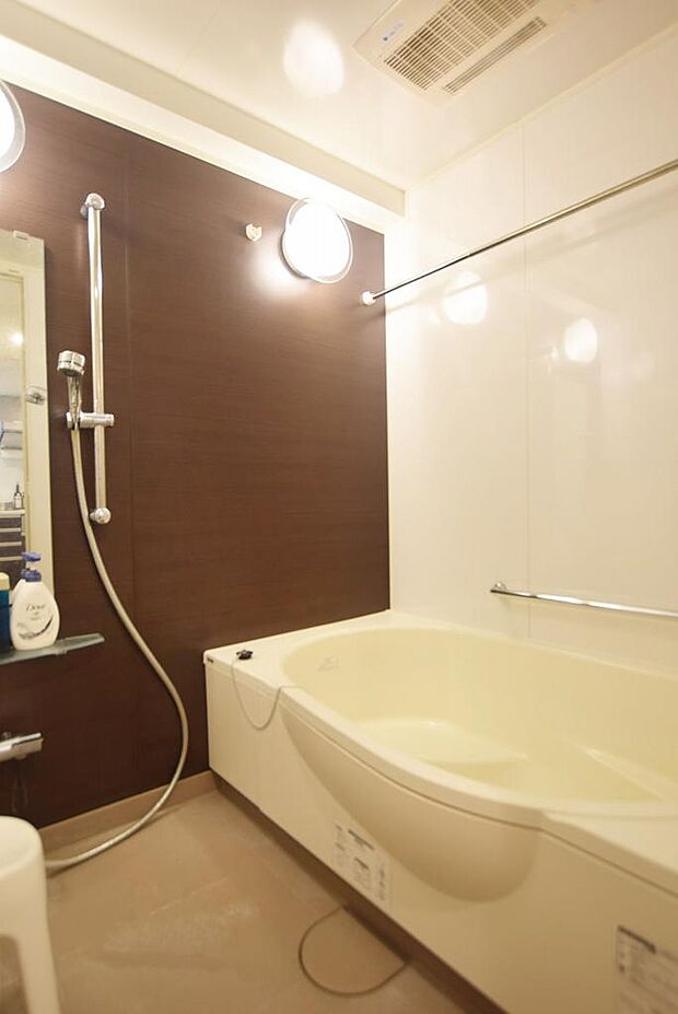 室内（2024年5月）撮影、1.4m×1.8mサイズのゆったりとしたバスルーム、半身浴も楽しめるステップ付の卵型ラウンド浴槽、オートバス機能・浴室換気乾燥機付です♪