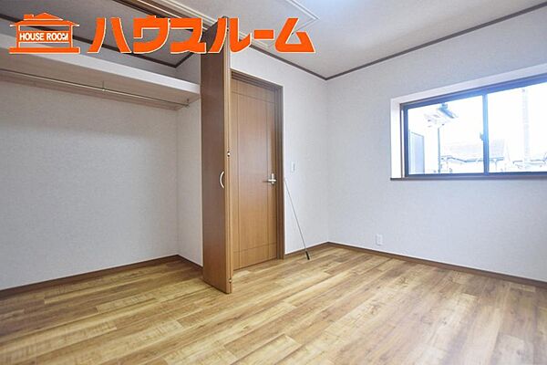 南西向きで陽当たり良好な洋室6帖、1間のクローゼット付、小屋裏収納ございます。