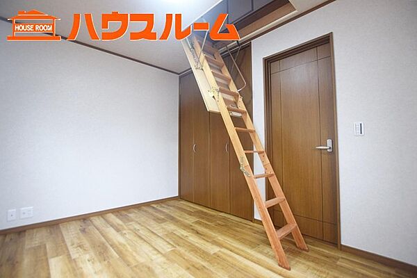 南西向きで陽当たり良好な洋室6帖、1間のクローゼット付、小屋裏収納ございます。