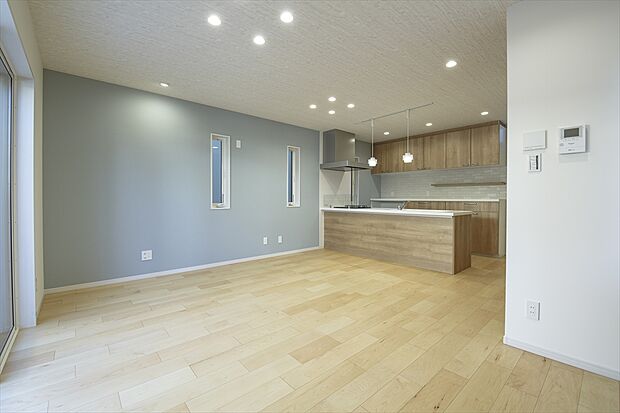 【施工例1】オーク柄の家具調キッチンが印象的な、優しい色合いのモデルハウスです