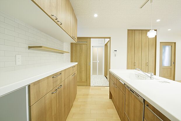 【施工例1】オーク柄の家具調キッチンが印象的な、優しい色合いのモデルハウスです