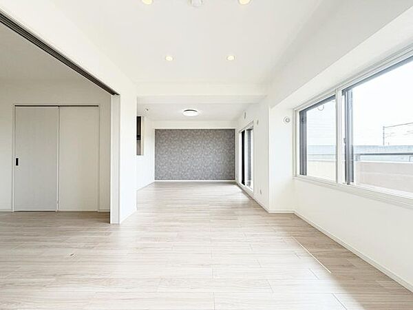 本日ご見学可能ですので、ぜひ実際のお部屋の広さと陽当たりをご体感ください。