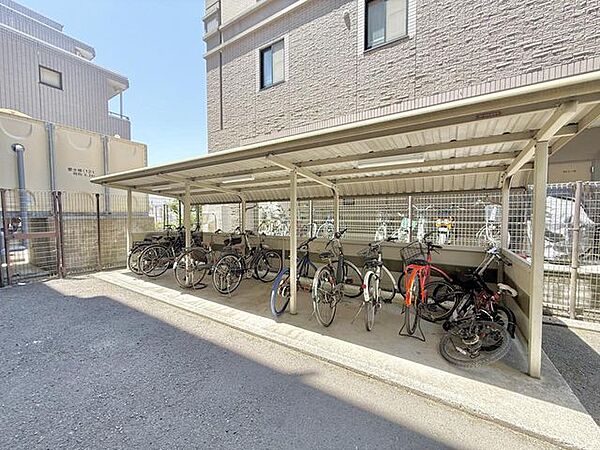 駐輪場は屋根付きなので雨から自転車を守ります