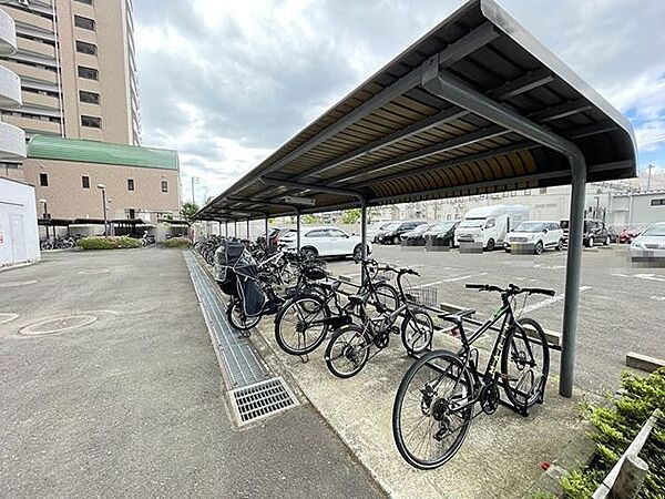 駐輪場は屋根付きなので雨から自転車を守ります