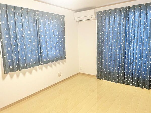 角に配した個室感のある洋室