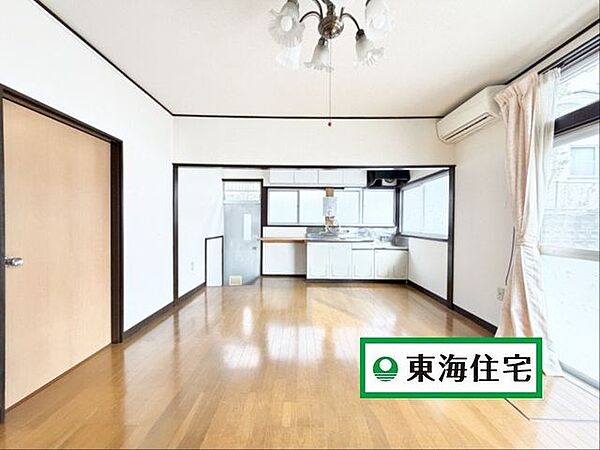 家族が自然と集まる、ゆとりあるリビング空間